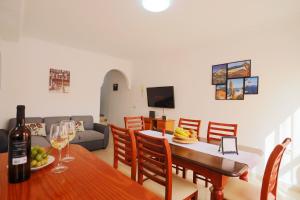uma sala de estar com uma mesa de jantar com copos de vinho em Ifara 22 em San Isidro