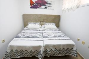 um quarto com uma cama num quarto em Ifara 22 em San Isidro