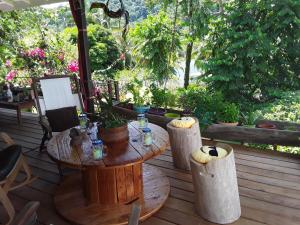 Vrt ispred objekta El Toucan Loco Floating Lodges