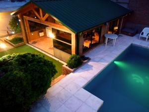 an overhead view of a backyard with a swimming pool at Casa Decla in Villa Carlos Paz