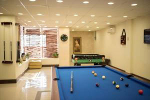 a billiard room with a pool table in it at Gran Plaza Hotel Centro Histórico in Iguala de la Independencia