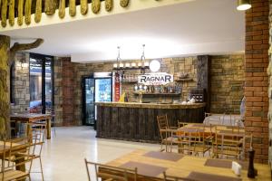 un ristorante con tavoli e sedie e un bar di Hotel Ragnar a Nizhnyaya Alekseyevka
