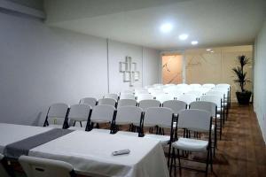 a conference room with white tables and white chairs at Gran Plaza Hotel Centro Histórico in Iguala de la Independencia +53 photos