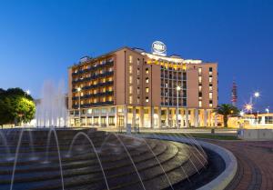 a large building with a fountain in front of it at Best Western Hotel Biri in Padova