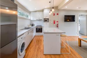 A kitchen or kitchenette at NRMA Broulee Holiday park
