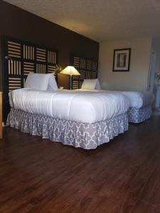 Un pat sau paturi într-o cameră la Motel M Lewisburg
