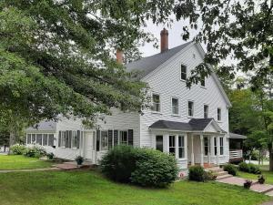 une maison blanche avec une cheminée en haut dans l'établissement Casa Alchimia, à Freeport