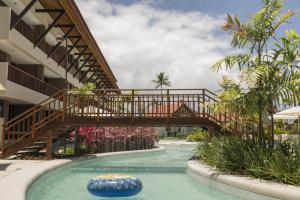 - un pont au-dessus d'une piscine dans un complexe dans l'établissement OKA Beach Resort, à Porto de Galinhas