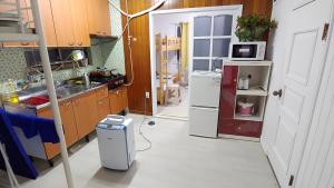 
A kitchen or kitchenette at Exclusive Use Whole House For You
