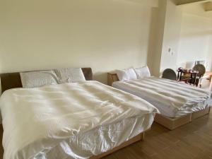 Una cama o camas en una habitación de Sanyi Happiness B&B