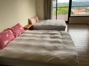 Una cama o camas en una habitación de Sanyi Happiness B&B