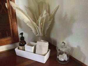 un estante con una bandeja blanca con jabón y una botella en Fantastic views at Friends, en Port Antonio