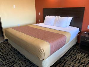 una habitación de hotel con una cama grande en una habitación en Journey Inn Marion, en Marion