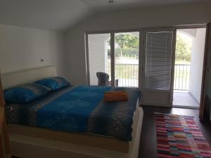 En eller flere senge i et værelse på Vinac guest house