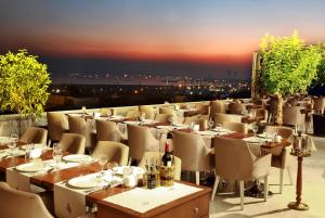 ein Restaurant mit Tischen und Stühlen und Aussicht in der Unterkunft Darkhill Hotel in Istanbul