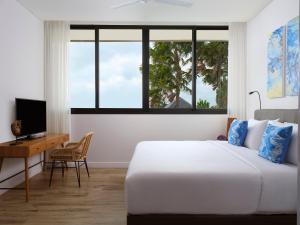 Un pat sau paturi într-o cameră la Avani Seminyak Bali Resort +26 fotografii
