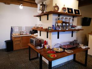 雷德尼斯的住宿－Vila Lednice，厨房配有餐桌和食物