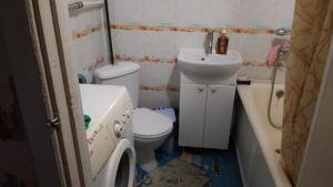 Lys'vaにあるApartment on Shmidta 10の小さなバスルーム(トイレ、シンク付)