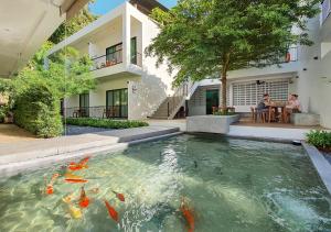 uma piscina de água com papagaios numa casa em Mini House Aonang Hotel SHA Plus em Praia de Ao Nang