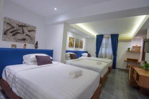 pokój hotelowy z 2 łóżkami i oknem w obiekcie Neth Socheata Hotel w Siem Reap