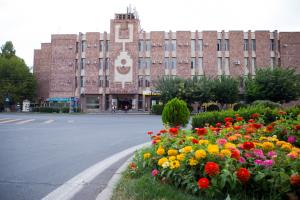 um edifício com um ramo de flores à frente dele em Richmind Hotel em Vagharshapat