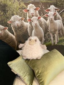 una manada de ovejas de pie sobre una almohada en Le Mouton à 5 Pattes Aubagne-Cassis-Aix en Provence en Aubagne