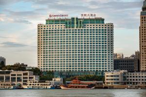 un grande edificio con un cartello sopra di Swiss Grand Xiamen-Harbour View a Xiamen