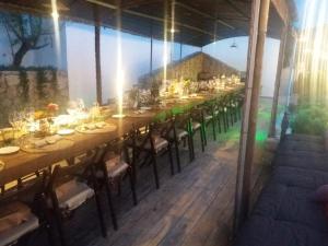 een lange eetkamer met lange tafels en stoelen bij Masía Cal Simó empresas, retiros, familias,amigos,celebraciones,eventos,bodas in Canyelles