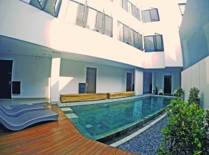 une piscine au milieu d'un immeuble dans l'établissement HM SOCIAL Karawaci, à Tangerang