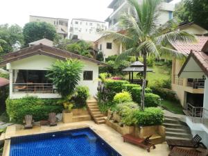 een luchtzicht op een huis met een zwembad bij Koh Samui Palm View Villa in Chaweng Beach