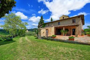 una vieja casa de piedra en un campo con un patio en Maggiano by PosarelliVillas, en Certaldo