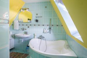 ein Badezimmer mit Badewanne und Waschbecken in der Unterkunft Agroturystyka Krężniczanka in Lublin