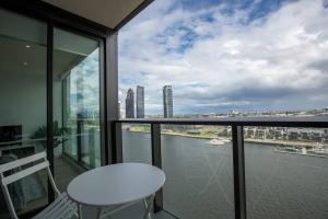 Gallery image of Delightful 2BR Riverview@Docklands in Melbourne