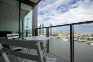 Gallery image of Delightful 2BR Riverview@Docklands in Melbourne