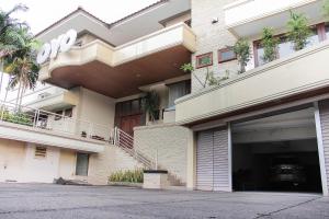 un edificio con un garaje frente a él en OYO 123 Puri Lotus, en Yakarta