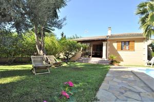 una casa con dos sillas de jardín en el patio en "PEP POMAR" Chalet en Palma de Mallorca, en Palma de Mallorca