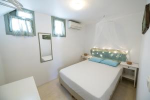 Tempat tidur dalam kamar di Serifos Dream Houses near the sea