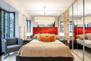 Deger 16 Residences في إسطنبول: غرفة نوم بسرير كبير وكرسي