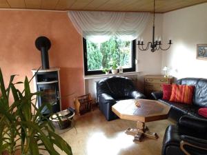 ein Wohnzimmer mit einem Sofa und einem Tisch in der Unterkunft Ferienwohnung Dahm am Weser-Radweg in Hameln