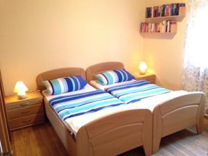ein Bett mit zwei Kissen darauf in einem Schlafzimmer in der Unterkunft Ferienwohnung Dahm am Weser-Radweg in Hameln