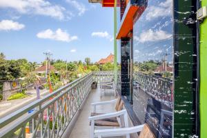 a balcony with chairs and a view of a street at RedDoorz near Bali Zoo Ubud in Sukawati