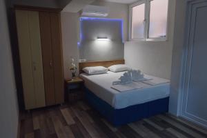 um pequeno quarto com uma cama e uma janela em City Center Studio em Strumica