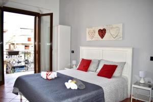 a bedroom with a bed with two stuffed animals on it at Alma Nua in Terrasini