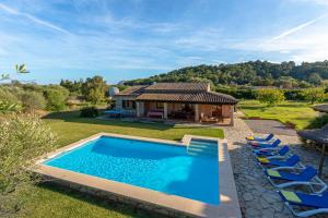 una villa con piscina e una casa di Villa Les Figueres By homevillas360 a Pollença