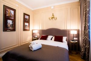 sypialnia z dużym łóżkiem z czerwonymi poduszkami w obiekcie Apartamenty Willa Krakowska w Raszynie