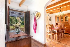una cucina e una sala da pranzo con un vaso sul tavolo di Villa Les Figueres By homevillas360 a Pollença