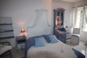 Saint-Christol-lès-AlèsにあるMas Les Micocouliersのベッドルーム(青い枕の大型ベッド1台付)