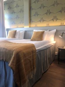 Postel nebo postele na pokoji v ubytování Öster Malma Hotel