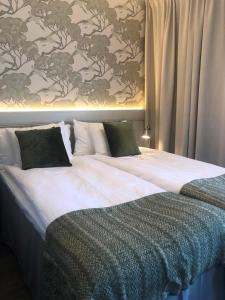 Postel nebo postele na pokoji v ubytování Öster Malma Hotel
