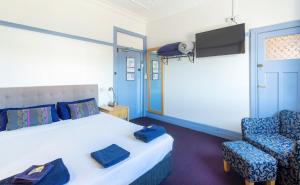 Cama ou camas em um quarto em Commonwealth Hotel